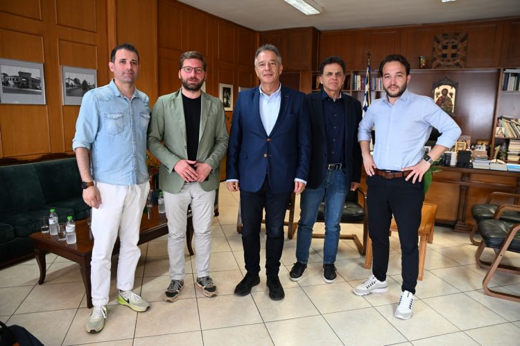 Με τους υποψηφίους του «Πράσινο και Μωβ» περιόδευσε στα Τρίκαλα, ο συνεπικεφαλής της συμμαχίας Δομήνικος Χρυσίδης