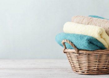 Πετσέτες που μοσχοβολούν: Το “μαγικό” υλικό που όλοι έχουμε στο σπίτι και εξαφανίζει μούχλα και δυσάρεστες οσμές