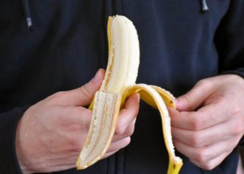 Γιατί να ΜΗΝ πετάτε αυτά τα άνοστα νήματα στην μπανάνα