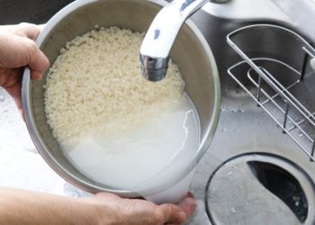 Πρέπει να πλένετε το ρύζι πριν το μαγείρεμα; Τι απαντούν σεφ και επιστήμη