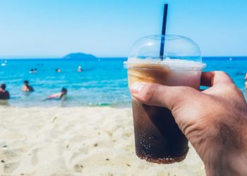 Τι παρενέργειες θα νιώσετε αν πιείτε πολύ καφεΐνη