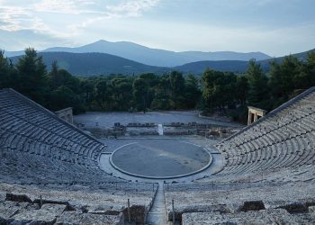 Eκδρομή των συνταξιούχων του δημοσίου στην Επίδαυρο