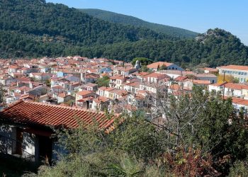Μυτιλήνη: «Πλημμυρίζει» από κόσμο και…κεράσια η Αγιάσος