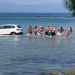 Αίγινα: Έκαναν ανθρώπινη αλυσίδα για να το βγάλουν ΙΧ από τη θάλασσα