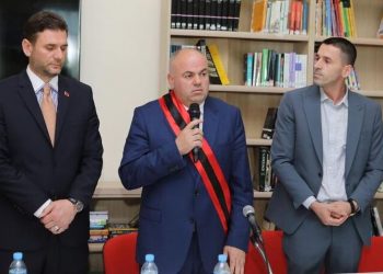 Aλβανία: Παραιτήθηκε δήμαρχος μετά από σκάνδαλο με ροζ βίντεο – «Με παγίδευσαν» λέει
