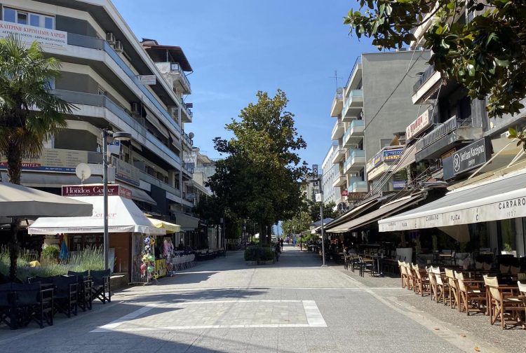Σε παραλίες και βουνά οι Τρικαλινοί-Άδεια πόλη τα Τρίκαλα