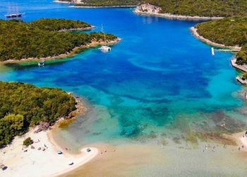 Η εξωτική παραλία με το περίεργο όνομα και το νησάκι που πας με τα πόδια