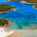 Η εξωτική παραλία με το περίεργο όνομα και το νησάκι που πας με τα πόδια