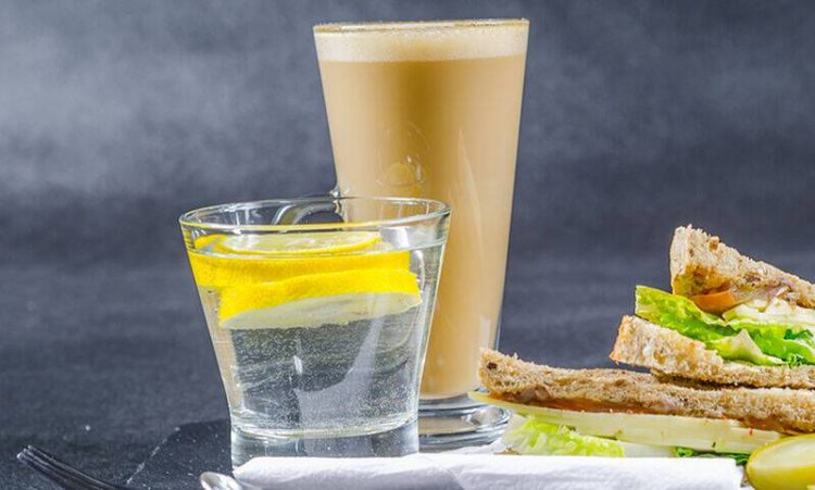 Νερό με λεμόνι αντί καφέ το πρωί: 5 λόγοι που αξίζει να το δοκιμάσετε