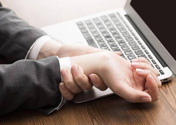 Χέρια και πόδια που μουδιάζουν: 7 πιθανοί λόγοι