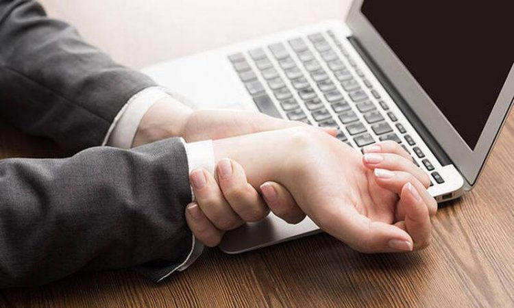 Χέρια και πόδια που μουδιάζουν: 7 πιθανοί λόγοι