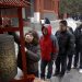 Κίνα: Εκατομμύρια νέοι πλημμυρίζουν τους ναούς και προσεύχονται για… την οικονομία – Η viral φράση