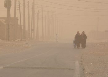 Καταιγίδες σκόνης πλήττουν το Ιράν – Πάνω από 1.000 άτομα στα νοσοκομεία με δύσπνοια