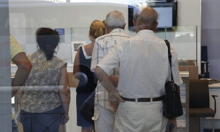 Ποια επιδόματα θα πληρώνονται με προπληρωμένες κάρτες – Τι πρέπει να ξέρουν οι δικαιούχοι