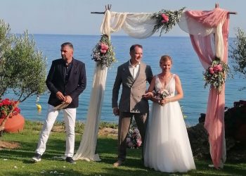 Το πιο όμορφο… ραντεβού της ζωής τους έδωσαν στη Χαλκιδική ο Καλαμπακιώτης Γιώργος Περγαντής με την αγαπημένη του Κόνι από την Αυστρία