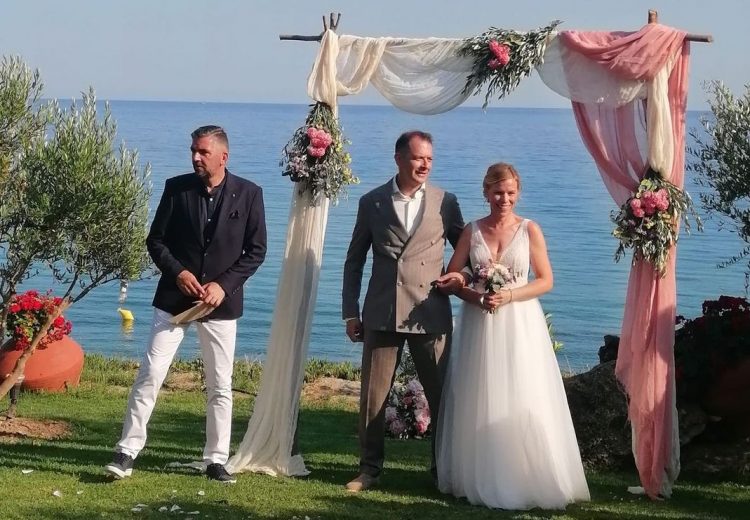 Το πιο όμορφο… ραντεβού της ζωής τους έδωσαν στη Χαλκιδική ο Καλαμπακιώτης Γιώργος Περγαντής με την αγαπημένη του Κόνι από την Αυστρία