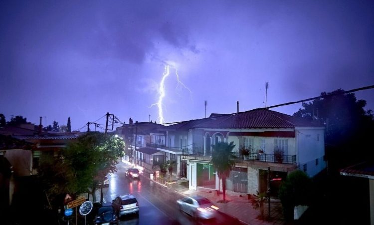 Καιρός: Η νέα προειδοποίηση της ΕΜΥ για την τριήμερη κακοκαιρία – Φτάνει και στην Αττική