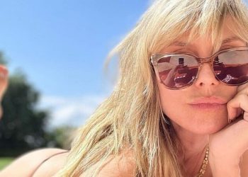 Χάιντι Κλουμ: Ποζάρει ξανά topless και «κόβει» την ανάσα