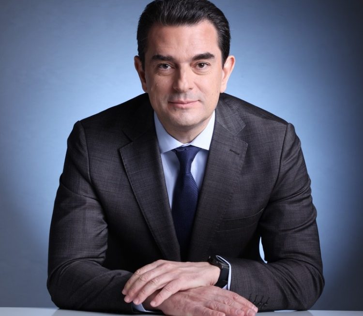 Στην πρώτη γραμμή με τηλεοπτικές συνεντεύξεις στα κεντρικά κανάλια ο Κώστας Σκρέκας