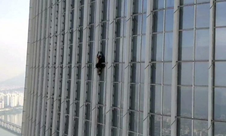 Νότια Κορέα: Συνελήφθη Βρετανός «Σπάιντερμαν» που σκαρφάλωσε στον πιο ψηλό ουρανοξύστη