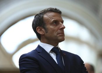 Μακρόν για ταραχές: Ομάδες νεαρών οπλισμένων εργαλειοποιούν τον θάνατο ενός μικρού παιδιού
