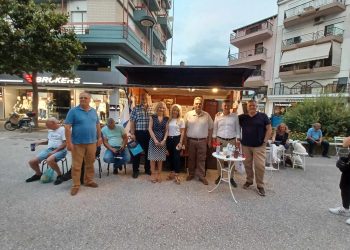 Βόλτα στα εκλογικά περίπτερα των κομμάτων (φωτορεπορτάζ)