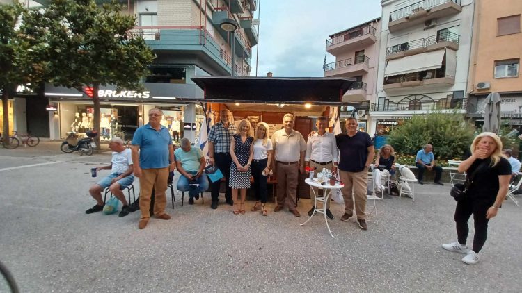 Βόλτα στα εκλογικά περίπτερα των κομμάτων (φωτορεπορτάζ)