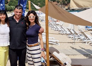 Ελληνική φιλοξενία πολλών… αστέρων από τον Άγγελο Ντούμα στα αφεντικά της espresso excelsior