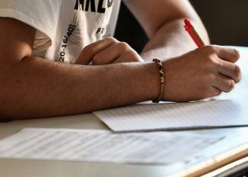 Εισαγγελική έρευνα για διαγωνιζόμενο των πανελλαδικών εξετάσεων που πιάστηκε με «ψείρα» στο αφτί