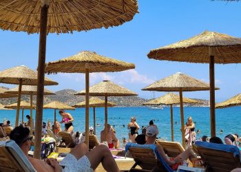 «Καίει» η βουτιά στις οργανωμένες παραλίες – Πόσο κοστίζει η ξαπλώστρα