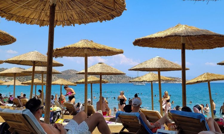 «Καίει» η βουτιά στις οργανωμένες παραλίες – Πόσο κοστίζει η ξαπλώστρα