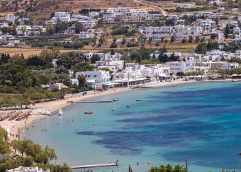 Την Πάρο επιλέγουν οι τουρίστες για τις διακοπές τους – Οι ελκυστικές παραλίες του νησιού
