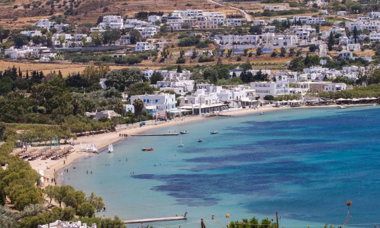 Την Πάρο επιλέγουν οι τουρίστες για τις διακοπές τους – Οι ελκυστικές παραλίες του νησιού
