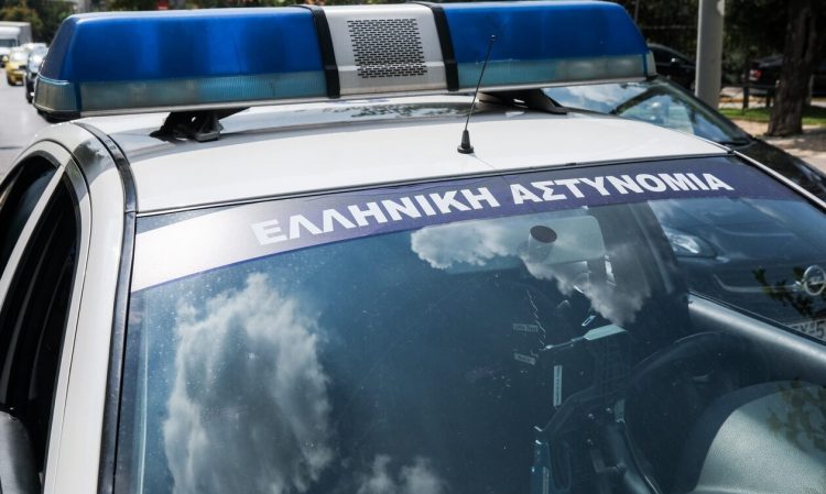 Ωρωπός: Έκλεψε 35.000 ευρώ, αγόρασε αυτοκίνητο, τζόγαρε και έκρυψε τα υπόλοιπα χρήματα στο δάσος