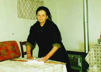 10 παραδοσιακά ελληνικά φαγητά που μεγάλωσαν γενιές και γενιές