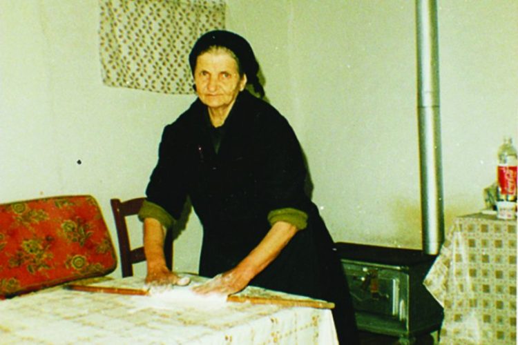 10 παραδοσιακά ελληνικά φαγητά που μεγάλωσαν γενιές και γενιές