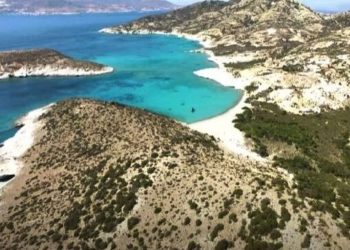 Η άγνωστη Πολύαιγος: Το μεγαλύτερο ακατοίκητο νησί με τις ανεξερεύνητες παραλίες