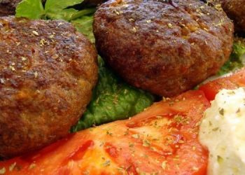 Μπιφτέκια με πιπεριά και φέτα