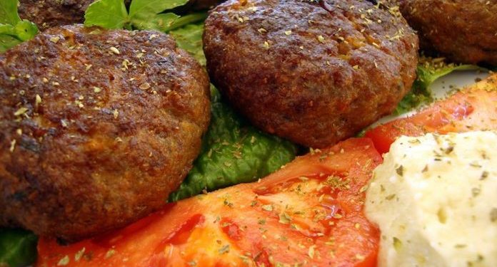 Μπιφτέκια με πιπεριά και φέτα
