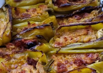 Πιπεριές γεμιστές με αλλαντικά λιαστή ντομάτα και πέστο
