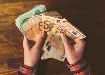 Εργάτης βρήκε τσαντάκι με 3 εκατ. ευρώ σε μετρητά και κάρτες και το παρέδωσε