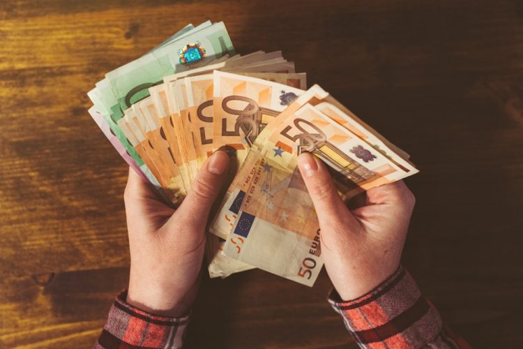 Εργάτης βρήκε τσαντάκι με 3 εκατ. ευρώ σε μετρητά και κάρτες και το παρέδωσε