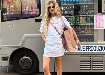Πώς θα φορέσεις τη mini φούστα με 3 τρόπους