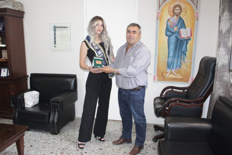 Βράβευση της Miss Ελληνική Ομορφιά Άννας Μαρία Μανούρα από τον Δήμαρχο Πύλης