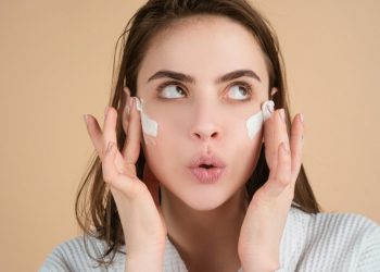 Καλοκαιρινή ρουτίνα ομορφιάς: 4 συμβουλές για τέλεια επιδερμίδα