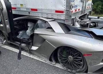 ΗΠΑ: Οδηγός «καρφώθηκε» με την Lamborghini του κάτω από φορτηγό μετά από καταδίωξη