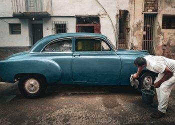 Πώς θα προστατεύσεις το αυτοκίνητό σου όταν το παρκάρεις έξω;