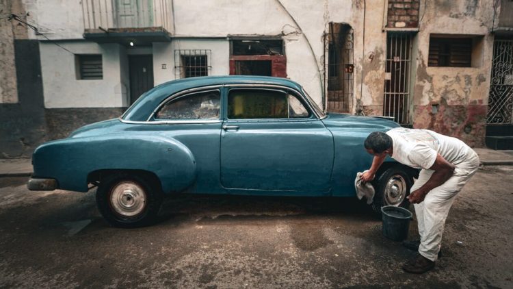 Πώς θα προστατεύσεις το αυτοκίνητό σου όταν το παρκάρεις έξω;