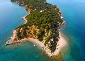 Ένα ακατοίκητο νησί κοντά στην Αθήνα γεμάτο υπέροχες παραλίες
