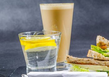 Νερό με λεμόνι αντί καφέ το πρωί: 5 λόγοι που αξίζει να το δοκιμάσετε